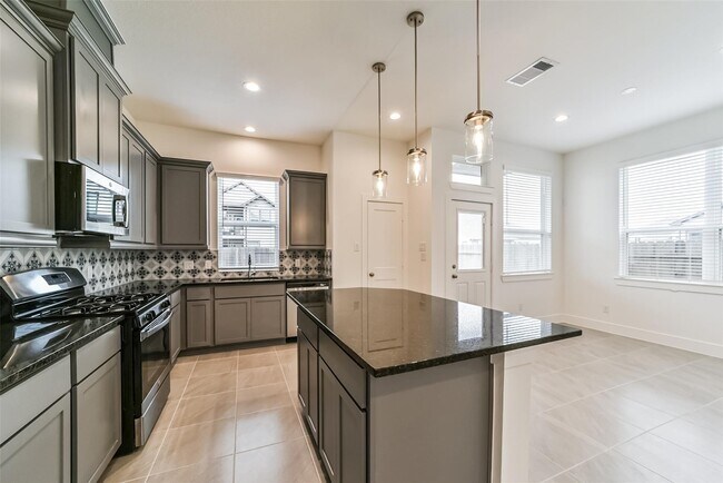 Building Photo - 1531 Crystal Stream Dr