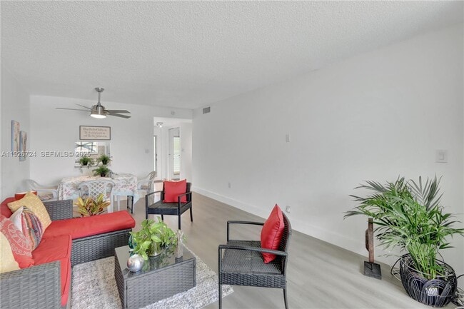 Foto del edificio - 8350 Sunrise Lakes Blvd