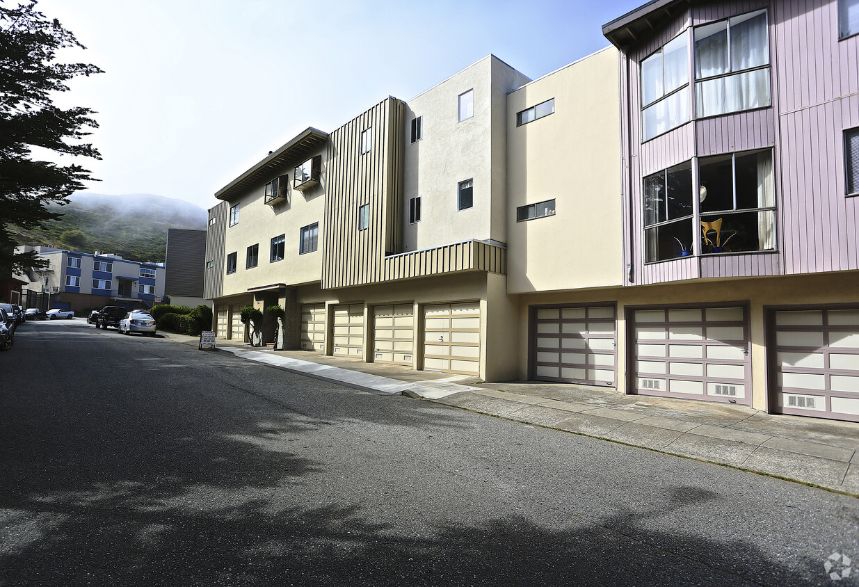 Building Photo - Crestline Drive Apartments
