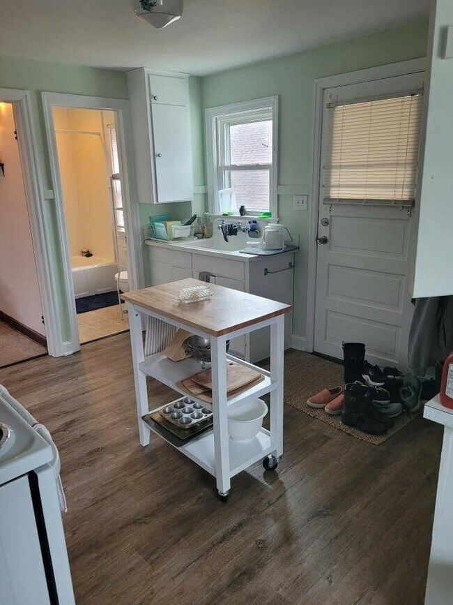 Foto del edificio - 1 Bedroom, 1 Bathroom Upper Duplex in Thir...