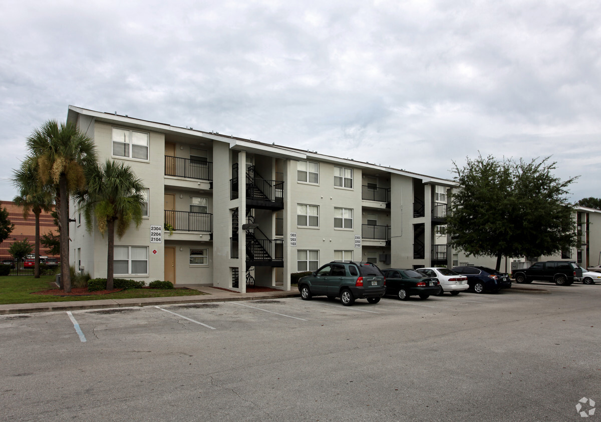 Building Photo - Lake Jennie I& II