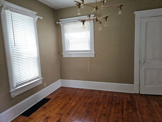 Building Photo - 2 bedroom 1.5 bath single family home
