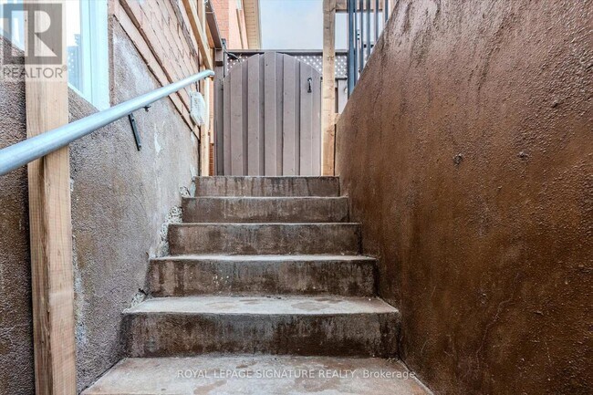 Photo du bâtiment - 807 Father D'Souza Dr