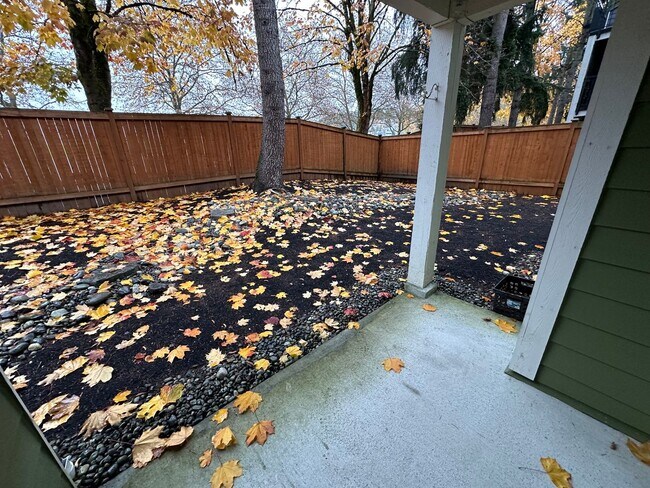 Foto del edificio - Charming 2-Bedroom, 1-Bathroom Condo in Prime Factoria Location