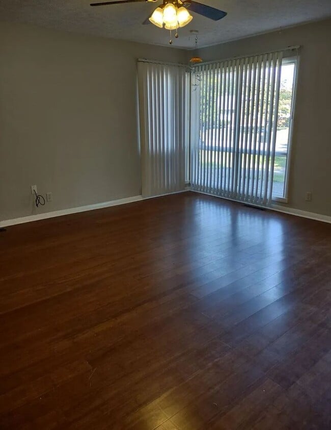 Building Photo - Updated 3 bedroom home located off Bardsto...