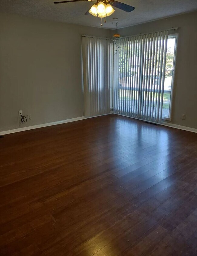 Foto del edificio - Updated 3 bedroom home located off Bardsto...