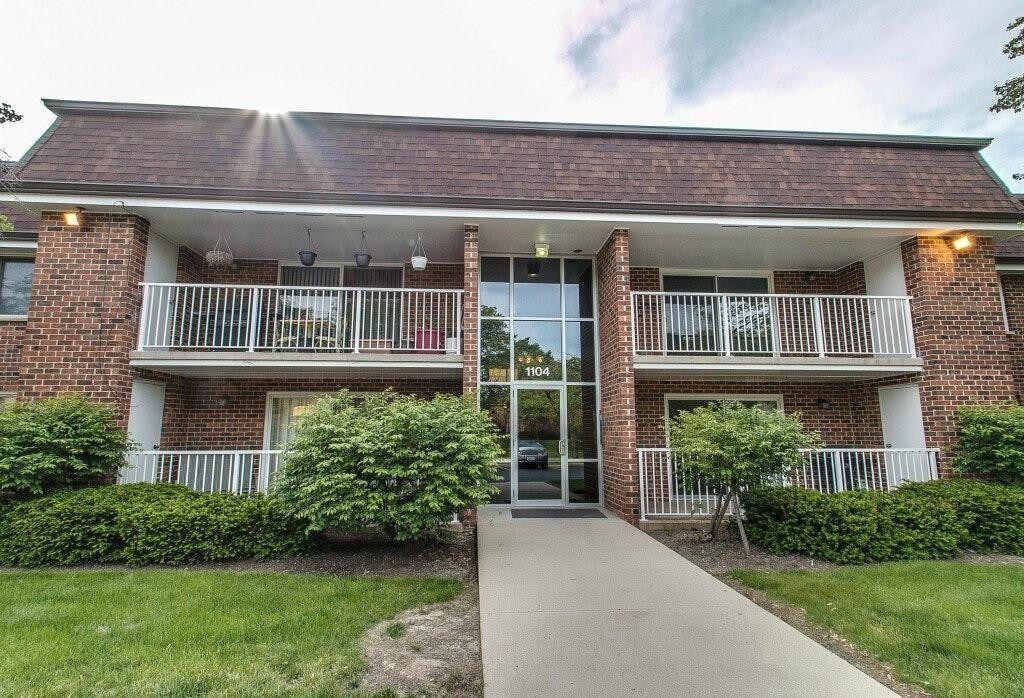 1104 Westover Ln, Schaumburg, IL 60193 Condo for Rent in Schaumburg