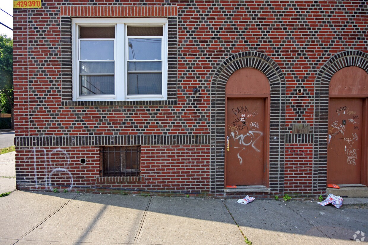 Primary Photo - 99-22 32nd Ave