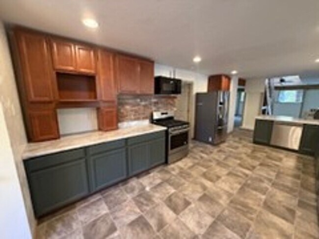 Foto del edificio - 3BED2BATH - NEWLY REMODELED WITH LARGE SHO...