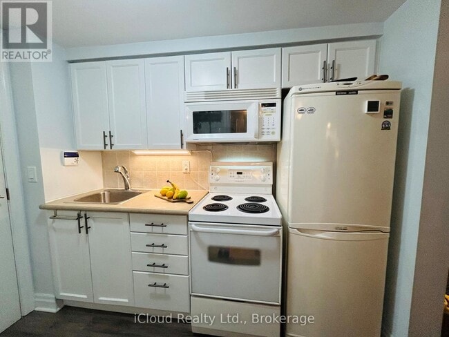 Photo du bâtiment - 2121 Lake Shore Blvd W