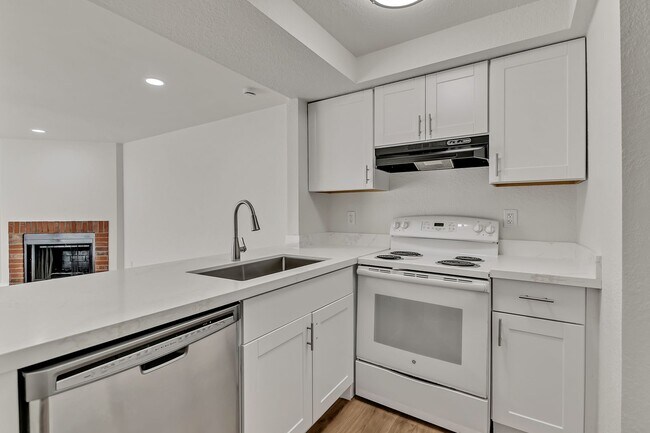 Building Photo - 912 28th St NE