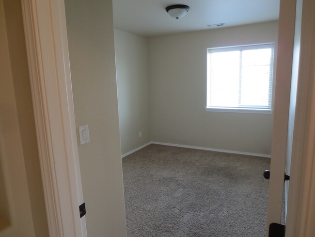 Building Photo - 679 S Pine Tree Ln