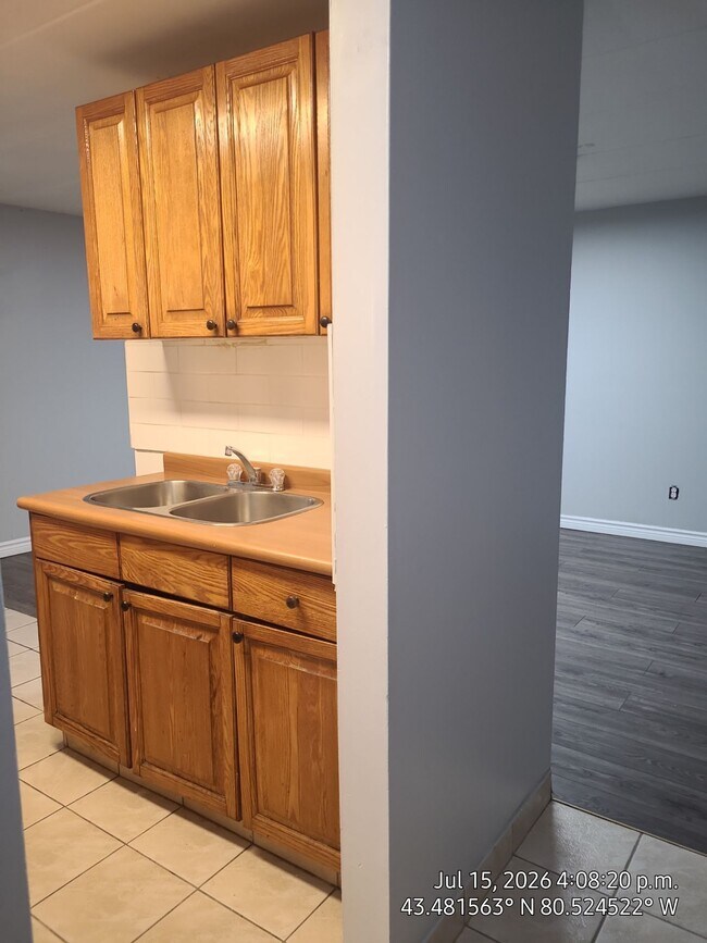 Photo du bâtiment - UPDATED ONE BEDROOM APARTMENT ON REGINA ST. N