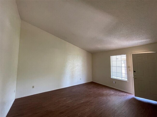 Foto del edificio - 7902 Brodie Ln