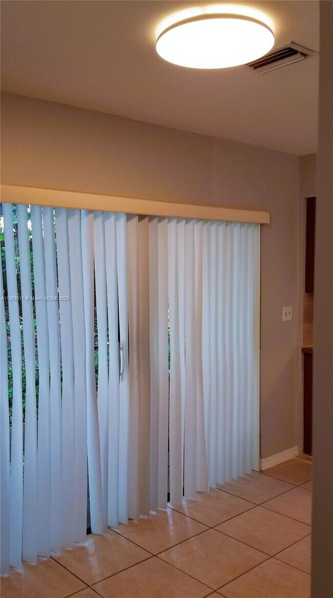 Foto del edificio - 2588 Coral Springs Dr