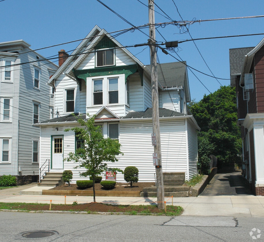 Building Photo - 324 W 8th St