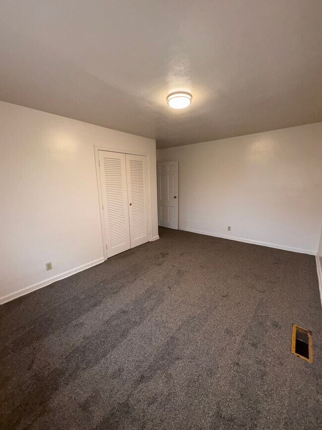 Bedroom - 628 W Norman Ave