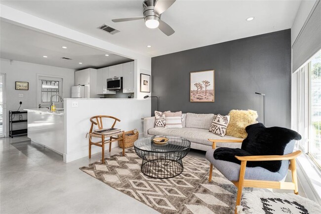 Building Photo - 4620 Englewood Dr