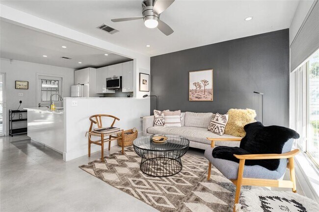 Foto del edificio - 4620 Englewood Dr