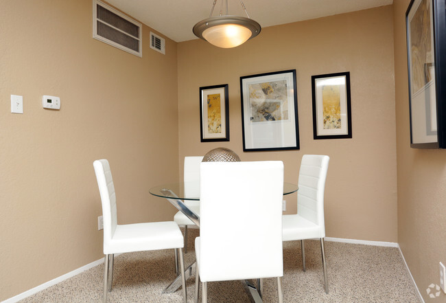 1BR,1BA-703sft - Greenbriar Apartments