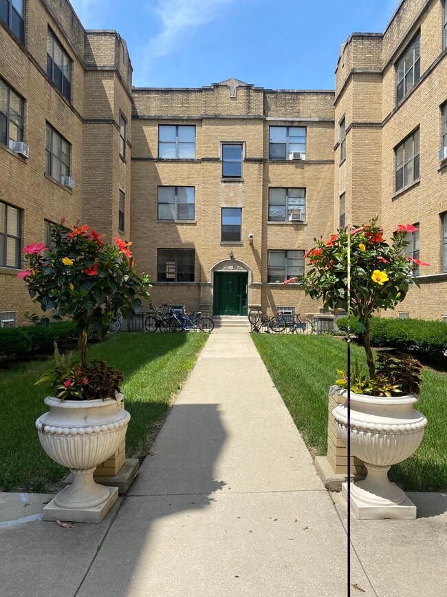 Courtyard - 4926 N Kedzie Ave