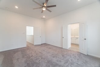 Building Photo - 670 Royal Arch Dr