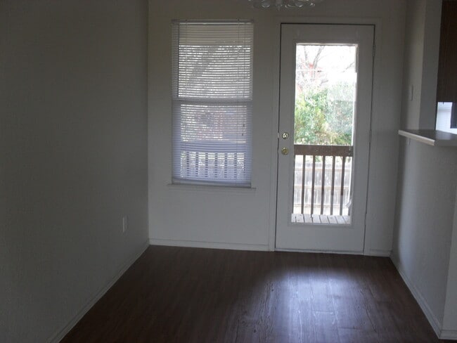 Building Photo - 304 Creek St