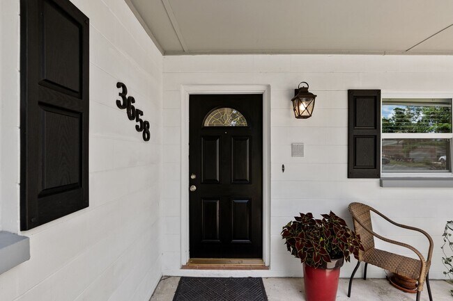 Building Photo - Beautiful 4/3 home With Attached Mother In...