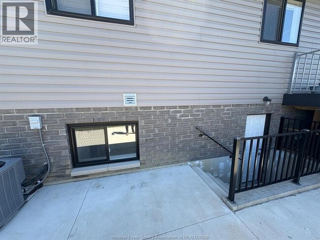 Building Photo - 407 Thompson Ave