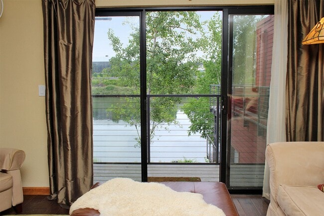 Building Photo - Exceptional Fully-Furnished 2 Bed/2 Bath C...