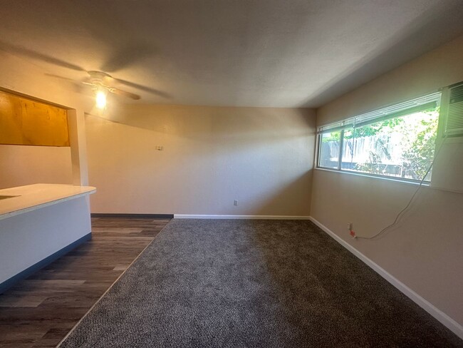 Foto del edificio - 8224 Crane Rd