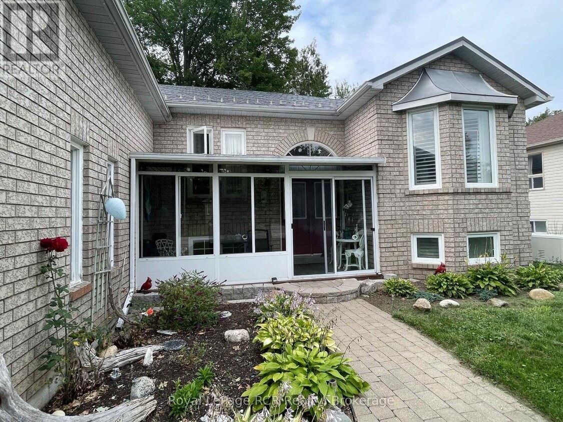 Primary Photo - 77 Silver Birch Ave