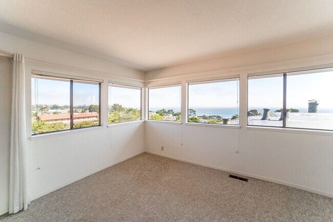 Building Photo - Penthouse Unit Ocean View 2 Bedroom, 2 Bat...