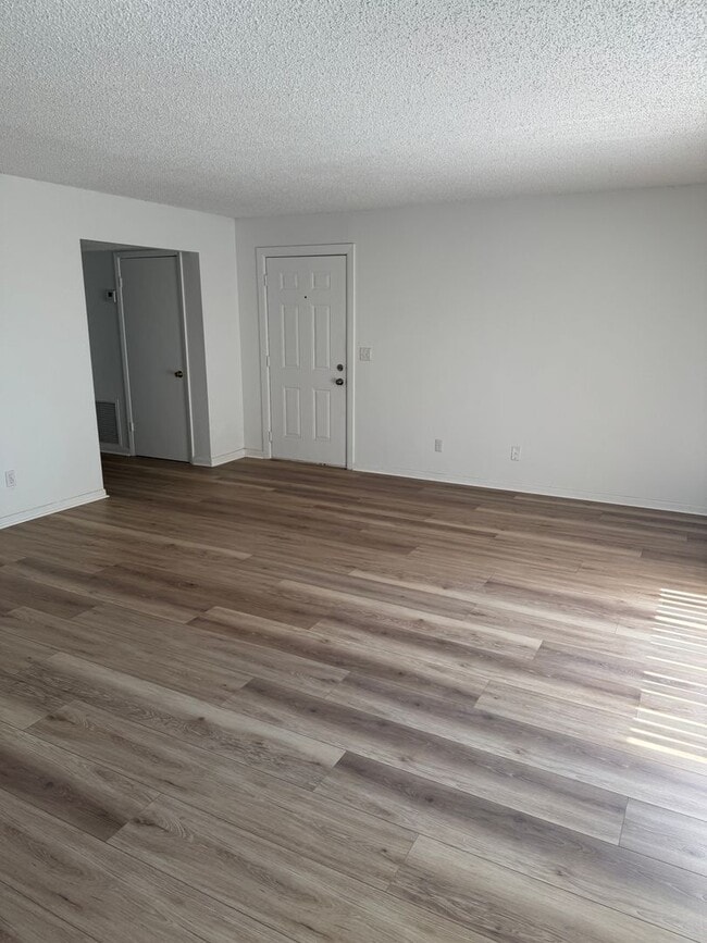 Building Photo - Great Features and Great Price!