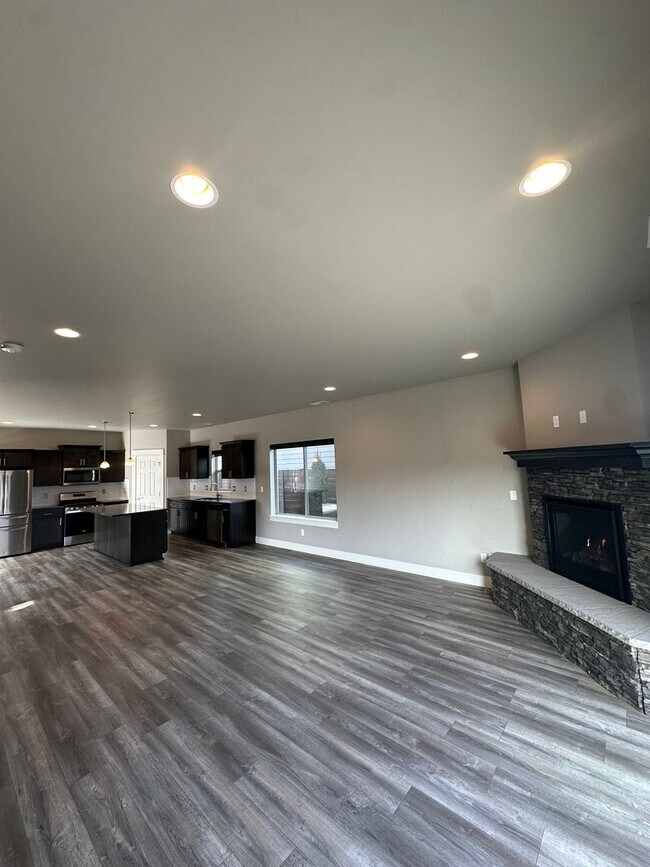 Building Photo - Beautiful Stone Creek Home | Open Layout, RV Parking & Private Pool Access