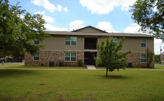 Building Photo - 909 W 7th St