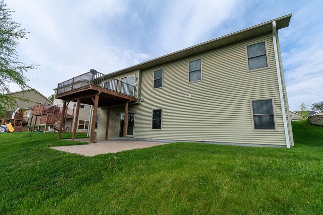 Foto del edificio - Updated Home with Pond Views in NW Rochester location!