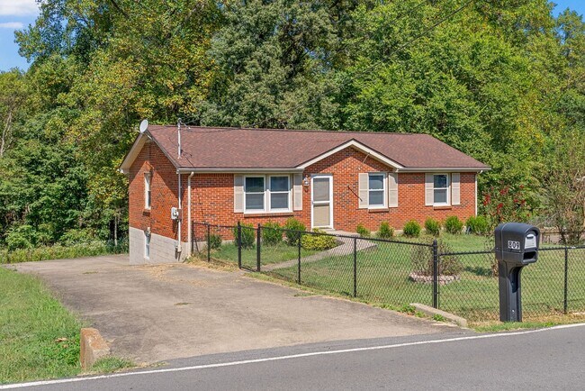 Building Photo - 3 Bedroom 2 Bath Dog Friendly Home For Rent Near Providence Blvd.