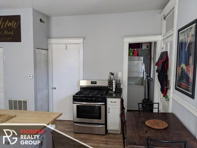 Building Photo - 2 bedroom in CHICAGO IL 60613