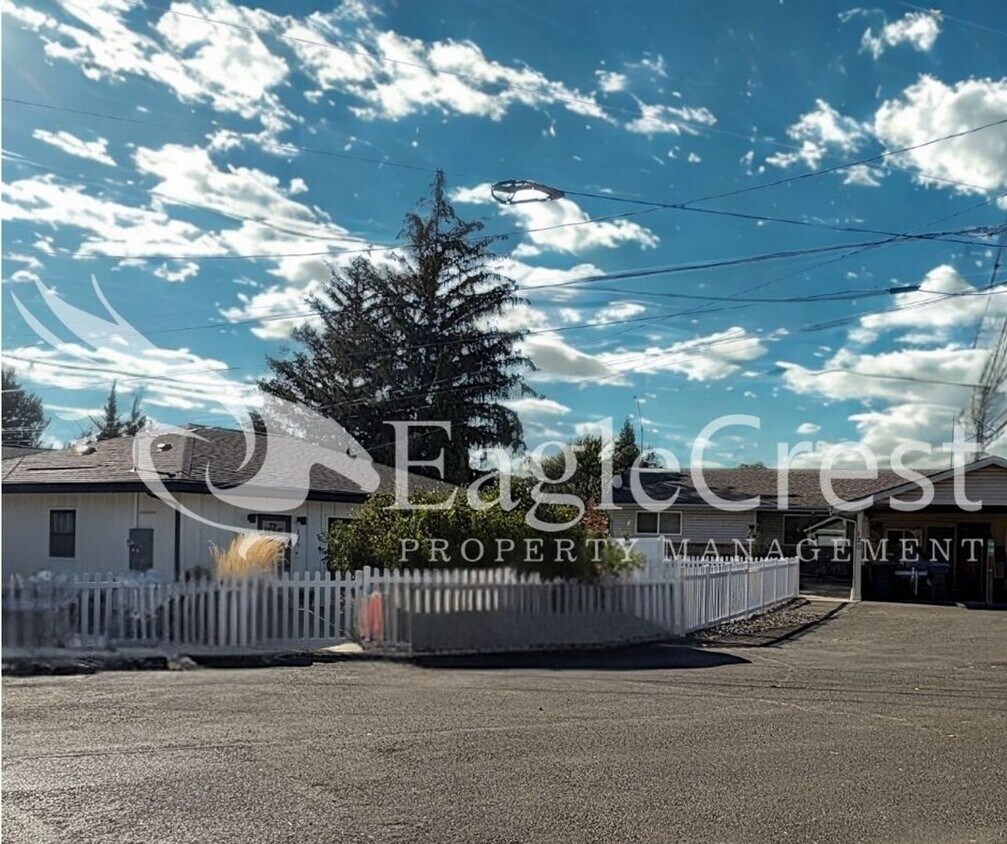Foto del edificio - Bright and Modern 2 Bedroom Home with Covered Patio - Interior Photos Coming Soon