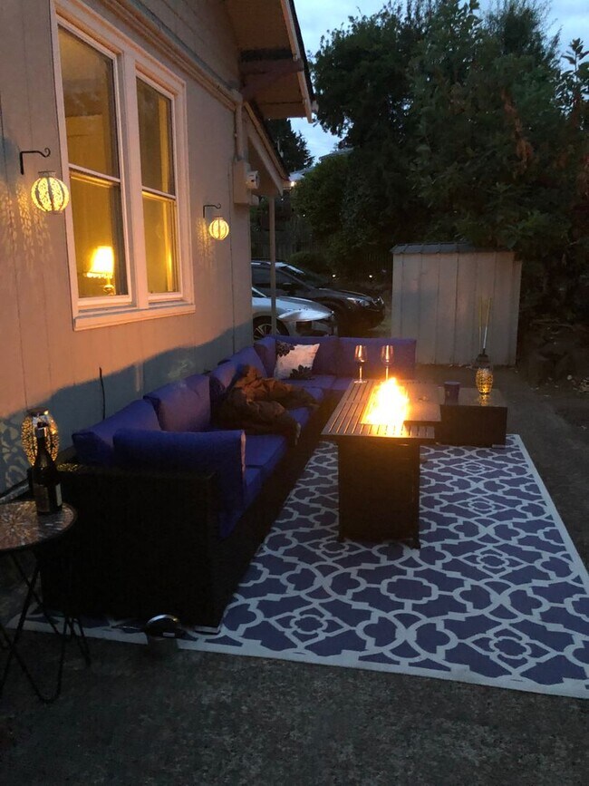 Building Photo - Beautiful 3 bedroom house, plus den with v...