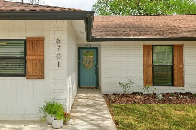 Foto del edificio - 6701 Lancret Hill Dr