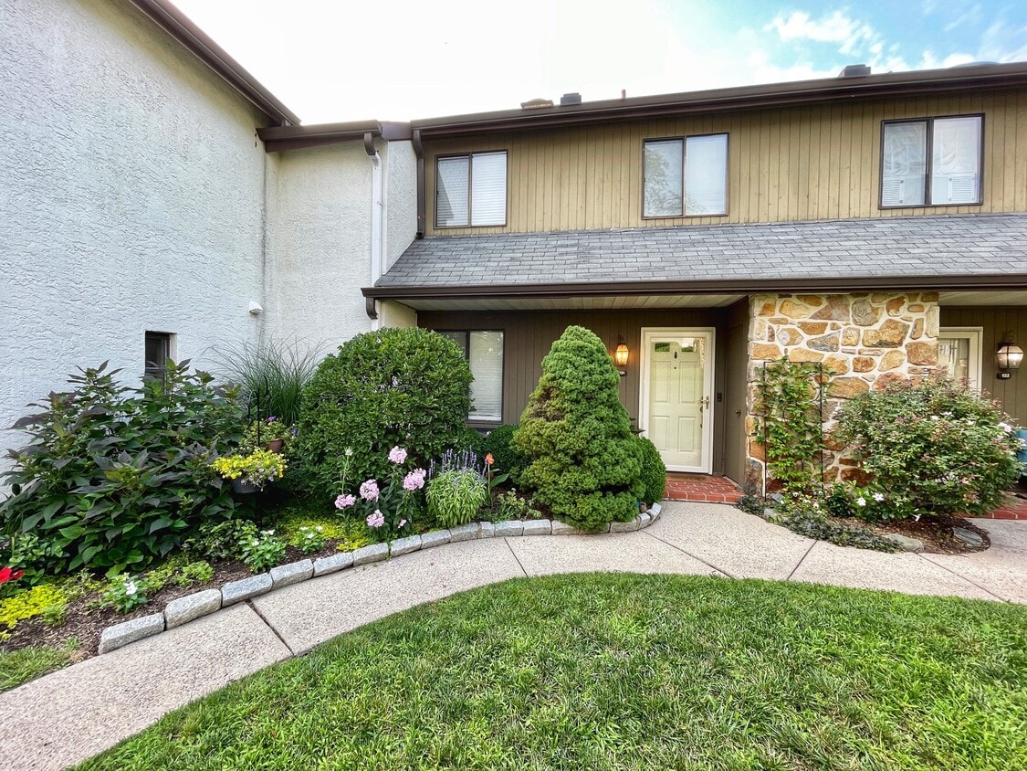 Primary Photo - 131 Pinecrest Ln