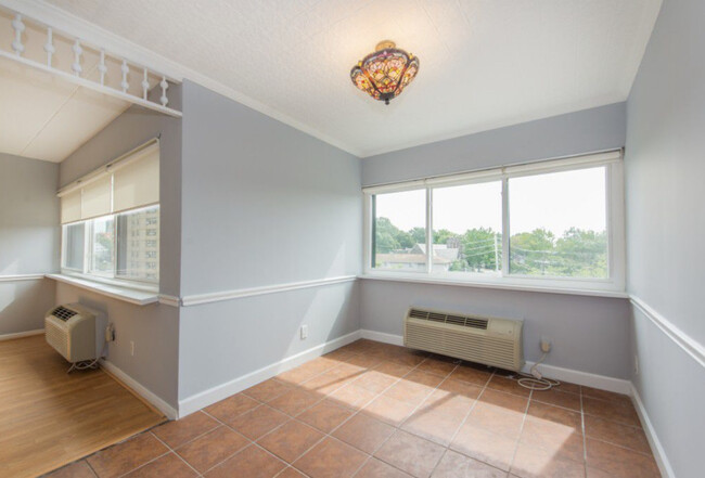 Building Photo - 555 Gorge Rd