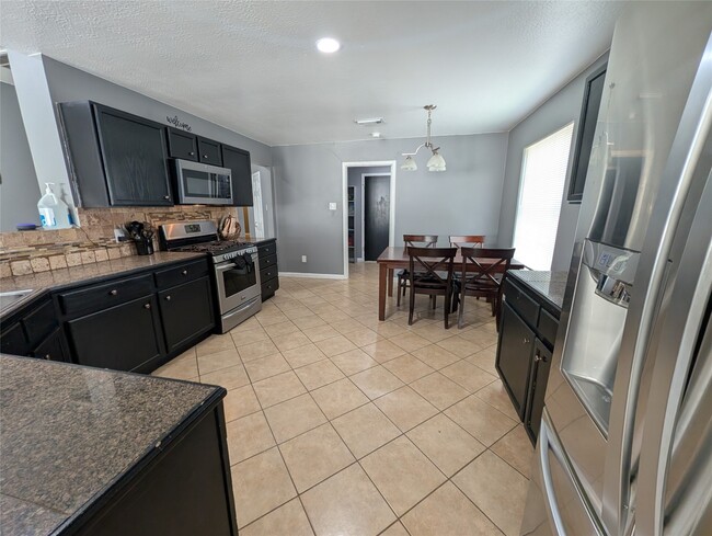 Building Photo - 714 N Vista Dr