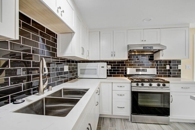 Building Photo - La Canada Townhouse In the Golf Course Community with great views