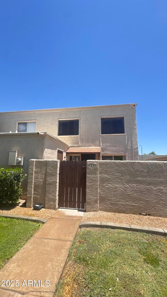 Foto del edificio - 4255 N 81st St