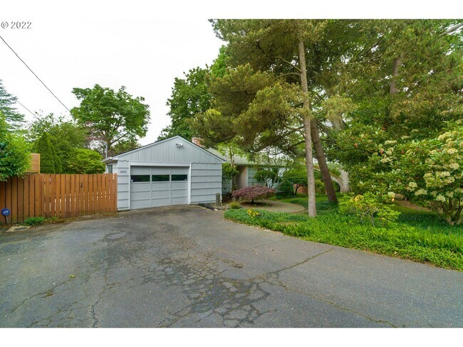 Building Photo - Beautiful Bungalow in SW Portland with Hug...