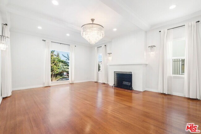 Building Photo - 1121 S Orange Dr