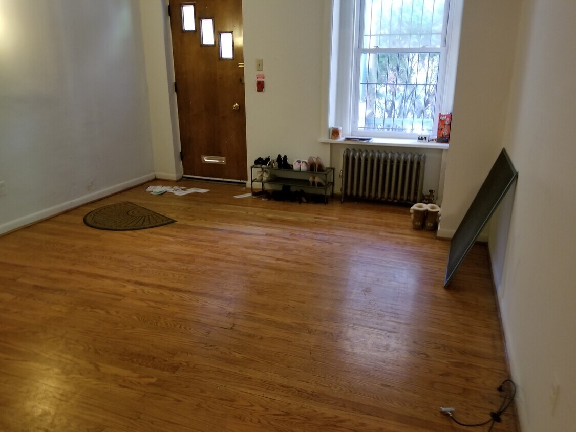 Living room - 4213 Pine St